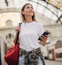 Auslandssemester Praktikum: Studentin kommt mit Gepäck am Bahnhof an.