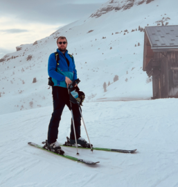 Tom skiing